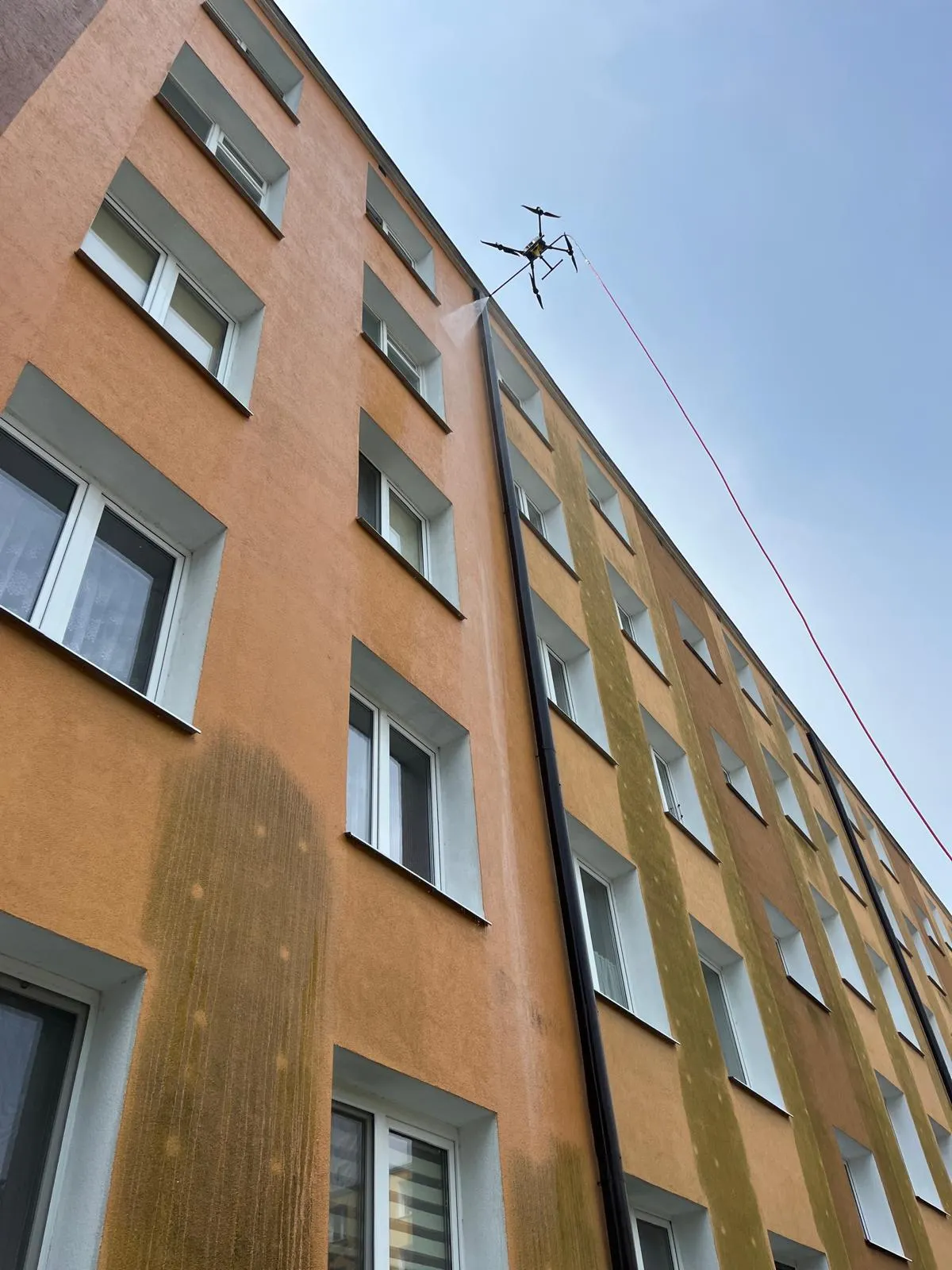 Mycie elewacji bloku w Warszawie